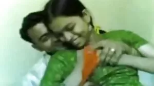 Violet Starr awek gentel fucking di sofa dengan kecil moleknya